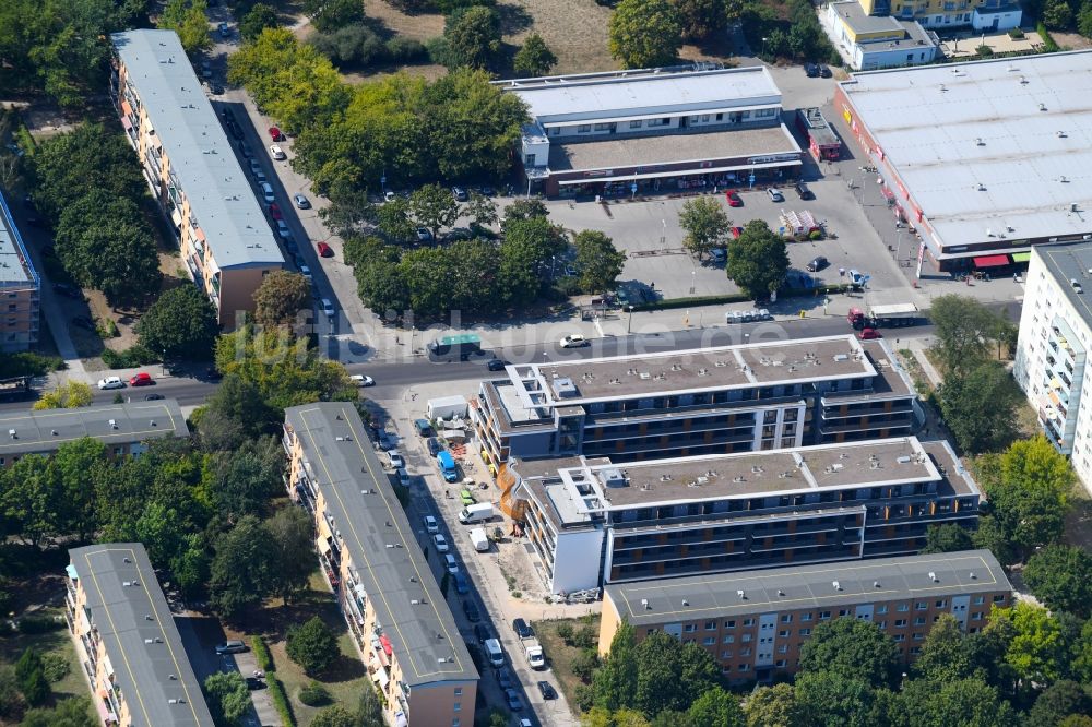 Berlin von oben - Baustelle zum Neubau einer Mehrfamilienhaus-Wohnanlage Balatonstraße Ecke Volkradstraße im Ortsteil Friedrichsfelde in Berlin