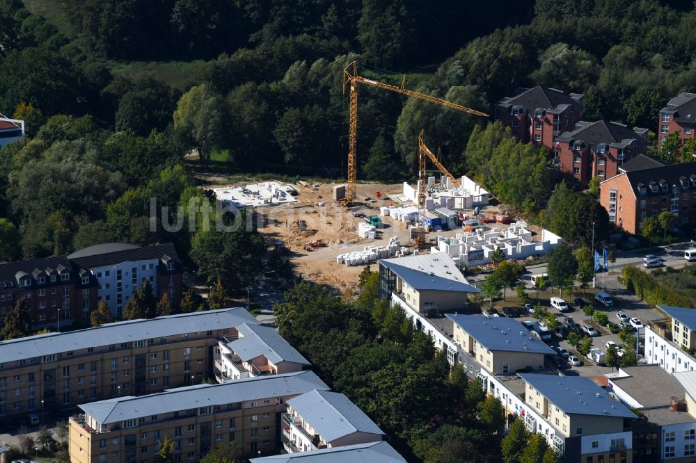 Schwerin von oben - Baustelle zum Neubau einer Mehrfamilienhaus-Wohnanlage „Am Barlower Teich“ in Schwerin im Bundesland Mecklenburg-Vorpommern, Deutschland