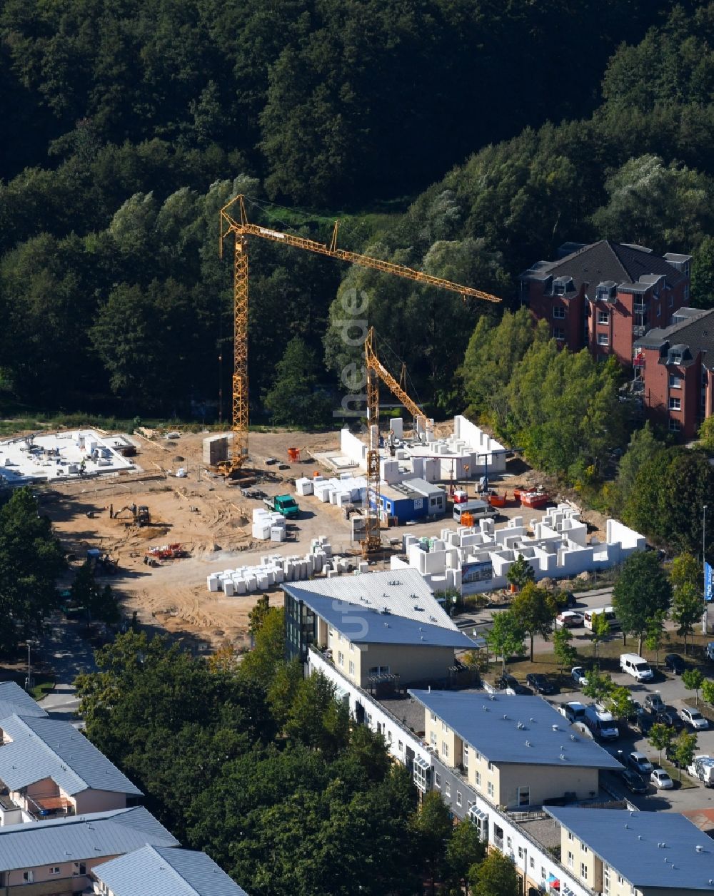 Schwerin aus der Vogelperspektive: Baustelle zum Neubau einer Mehrfamilienhaus-Wohnanlage „Am Barlower Teich“ in Schwerin im Bundesland Mecklenburg-Vorpommern, Deutschland