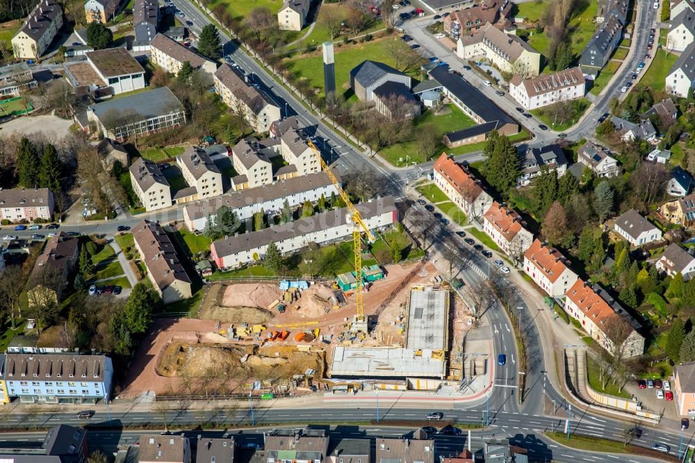 Velbert von oben - Baustelle zum Neubau einer Mehrfamilienhaus-Wohnanlage der Baufirma Heinrich Hütter GmbH & Co. KG an der Heiligenhauser Straße und Jahnstraße in Velbert im Bundesland Nordrhein-Westfalen