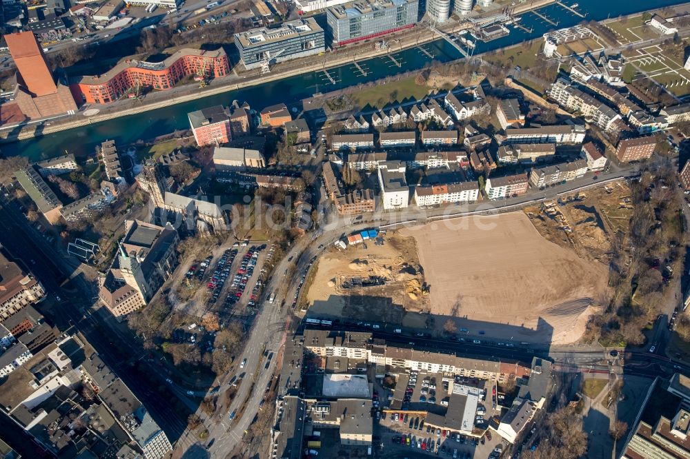 Luftaufnahme Duisburg - Baustelle zum Neubau einer Mehrfamilienhaus-Wohnanlage an der Baufläche Gutenbergstraße - Oberstraße im Ortsteil Altstadt in Duisburg im Bundesland Nordrhein-Westfalen