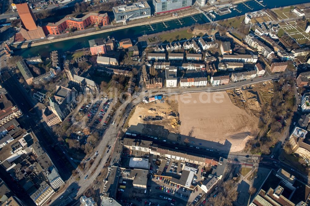 Duisburg von oben - Baustelle zum Neubau einer Mehrfamilienhaus-Wohnanlage an der Baufläche Gutenbergstraße - Oberstraße im Ortsteil Altstadt in Duisburg im Bundesland Nordrhein-Westfalen