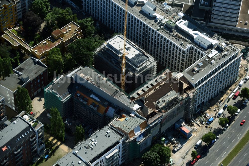 Berlin aus der Vogelperspektive: Baustelle zum Neubau einer Mehrfamilienhaus-Wohnanlage des Bauträgers CG Gruppe AG in Berlin