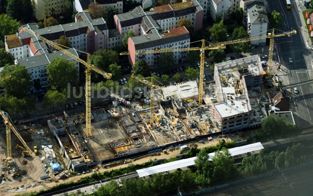 Luftaufnahme Berlin - Baustelle zum Neubau einer Mehrfamilienhaus-Wohnanlage an der Bautzener Straße in Berlin, Deutschland