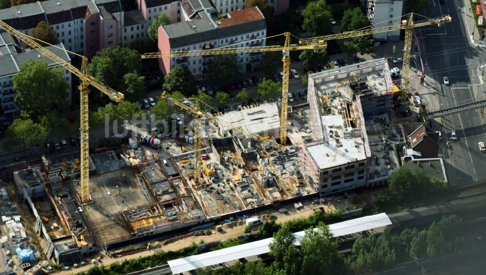 Berlin von oben - Baustelle zum Neubau einer Mehrfamilienhaus-Wohnanlage an der Bautzener Straße in Berlin, Deutschland