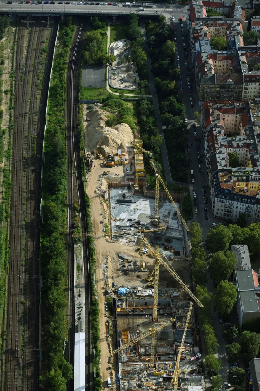 Luftaufnahme Berlin - Baustelle zum Neubau einer Mehrfamilienhaus-Wohnanlage an der Bautzener Straße in Berlin, Deutschland