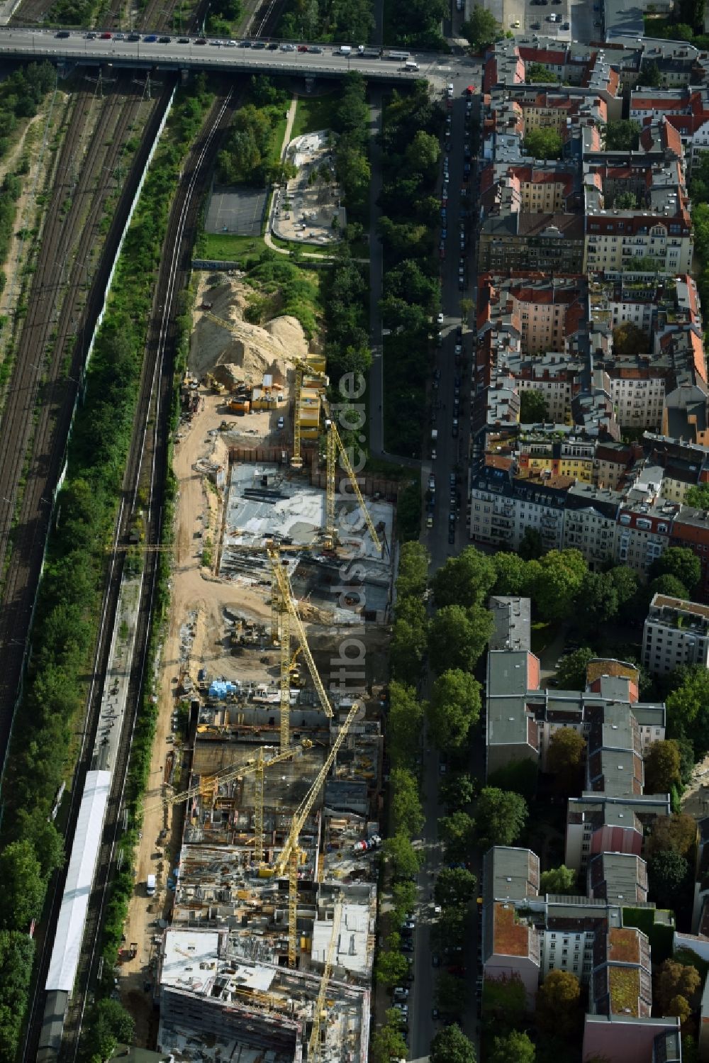 Berlin aus der Vogelperspektive: Baustelle zum Neubau einer Mehrfamilienhaus-Wohnanlage an der Bautzener Straße in Berlin, Deutschland