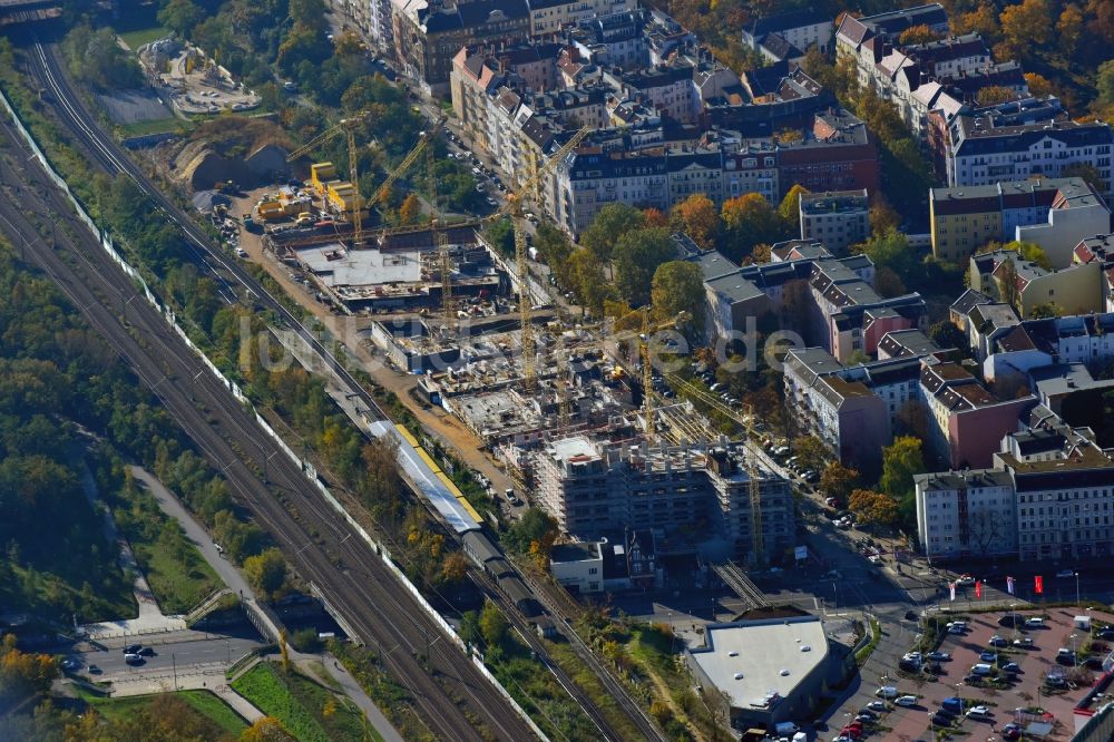 Berlin von oben - Baustelle zum Neubau einer Mehrfamilienhaus-Wohnanlage an der Bautzener Straße in Berlin, Deutschland