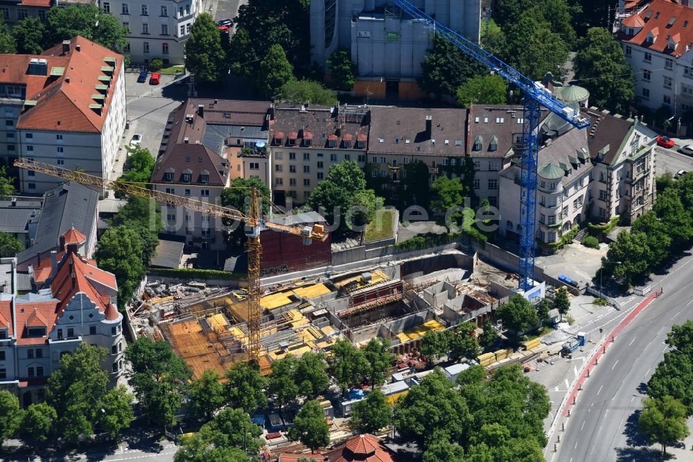 Luftaufnahme München - Baustelle zum Neubau einer Mehrfamilienhaus-Wohnanlage am Bavariaring im Ortsteil Ludwigsvorstadt-Isarvorstadt in München im Bundesland Bayern, Deutschland