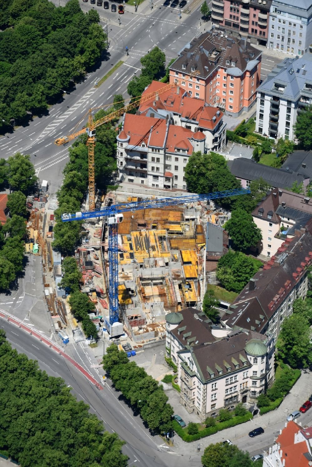 München aus der Vogelperspektive: Baustelle zum Neubau einer Mehrfamilienhaus-Wohnanlage am Bavariaring im Ortsteil Ludwigsvorstadt-Isarvorstadt in München im Bundesland Bayern, Deutschland