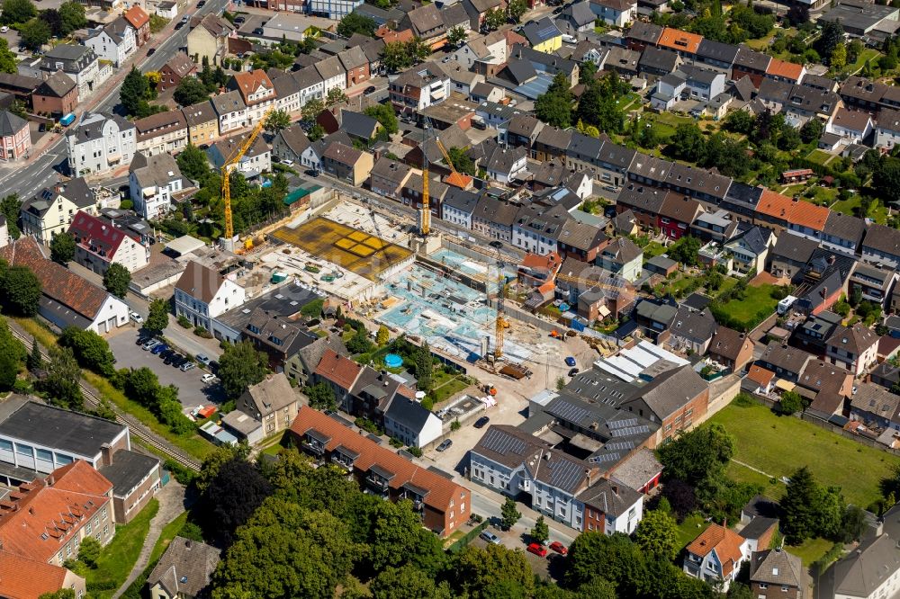 Beckum aus der Vogelperspektive: Baustelle zum Neubau einer Mehrfamilienhaus-Wohnanlage in Beckum im Bundesland Nordrhein-Westfalen, Deutschland