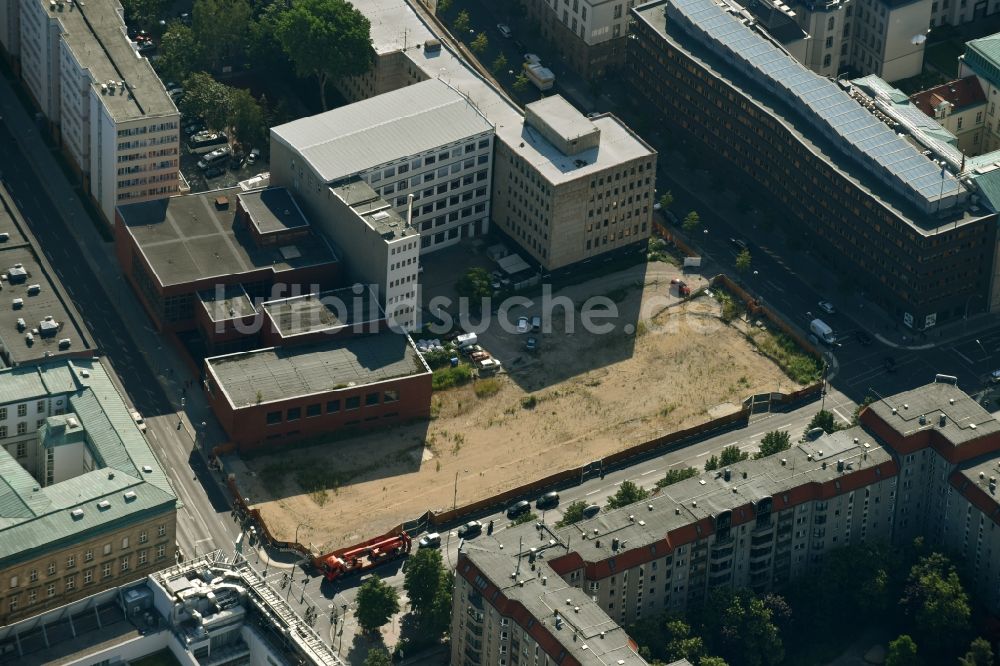 Berlin von oben - Baustelle zum Neubau einer Mehrfamilienhaus-Wohnanlage Behrenstraße - Wilhelmstraße - Französische Straße im Ortsteil Mitte in Berlin, Deutschland