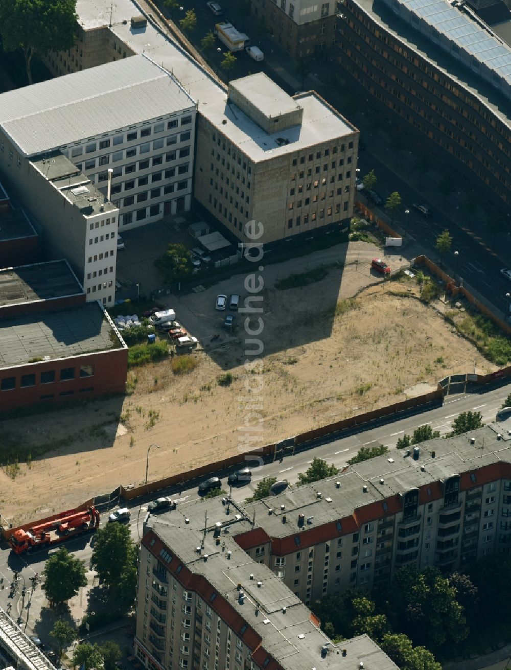 Berlin aus der Vogelperspektive: Baustelle zum Neubau einer Mehrfamilienhaus-Wohnanlage Behrenstraße - Wilhelmstraße - Französische Straße im Ortsteil Mitte in Berlin, Deutschland