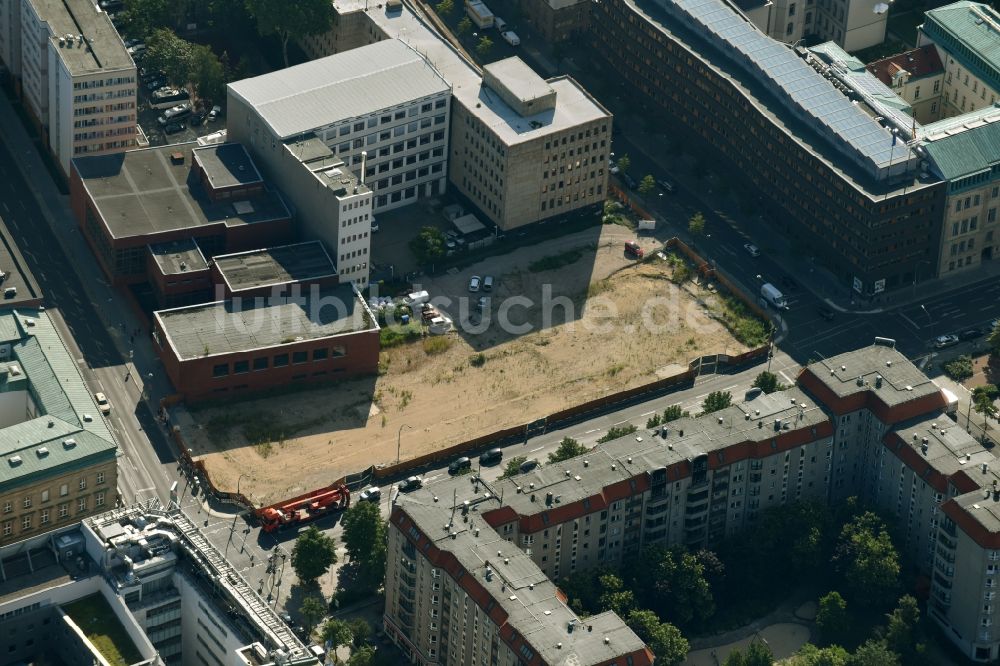 Luftbild Berlin - Baustelle zum Neubau einer Mehrfamilienhaus-Wohnanlage Behrenstraße - Wilhelmstraße - Französische Straße im Ortsteil Mitte in Berlin, Deutschland