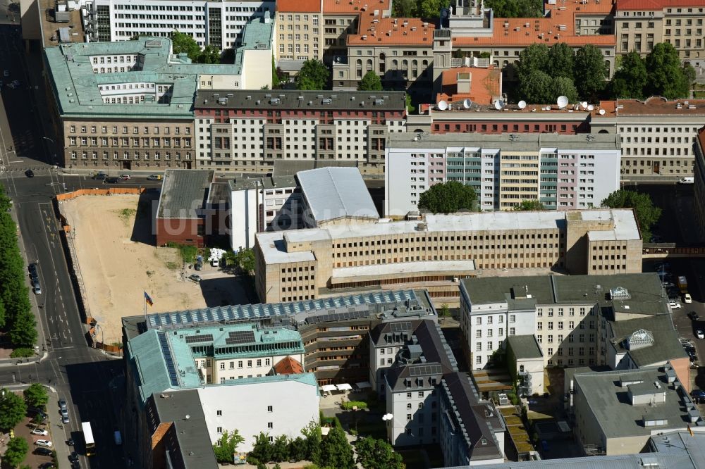 Berlin aus der Vogelperspektive: Baustelle zum Neubau einer Mehrfamilienhaus-Wohnanlage Behrenstraße - Wilhelmstraße - Französische Straße im Ortsteil Mitte in Berlin, Deutschland