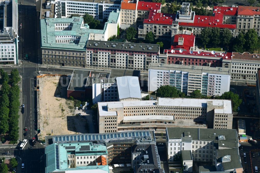 Luftbild Berlin - Baustelle zum Neubau einer Mehrfamilienhaus-Wohnanlage Behrenstraße - Wilhelmstraße - Französische Straße im Ortsteil Mitte in Berlin, Deutschland