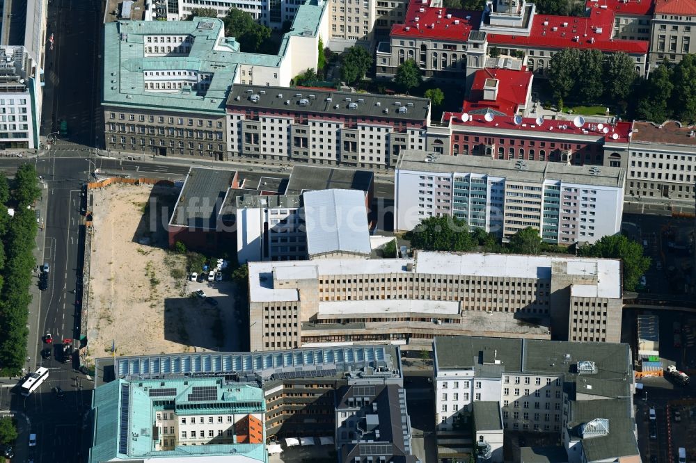 Luftaufnahme Berlin - Baustelle zum Neubau einer Mehrfamilienhaus-Wohnanlage Behrenstraße - Wilhelmstraße - Französische Straße im Ortsteil Mitte in Berlin, Deutschland