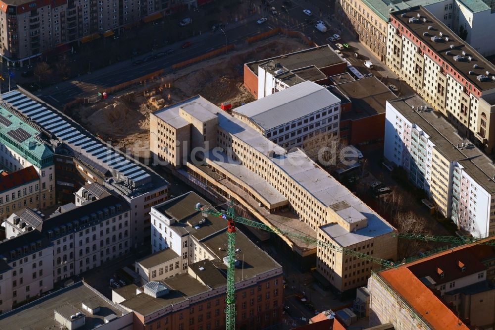 Luftaufnahme Berlin - Baustelle zum Neubau einer Mehrfamilienhaus-Wohnanlage Behrenstraße - Wilhelmstraße - Französische Straße im Ortsteil Mitte in Berlin, Deutschland