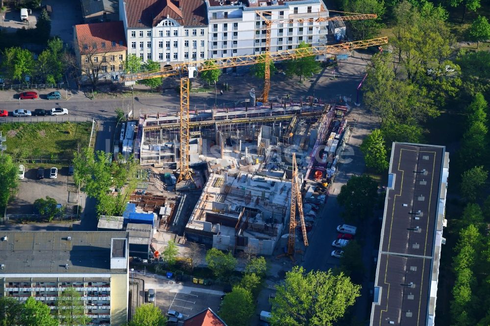 Berlin von oben - Baustelle zum Neubau einer Mehrfamilienhaus-Wohnanlage der Belle Époque Gesellschaft für behutsame Stadterneuerung mbH in Berlin, Deutschland