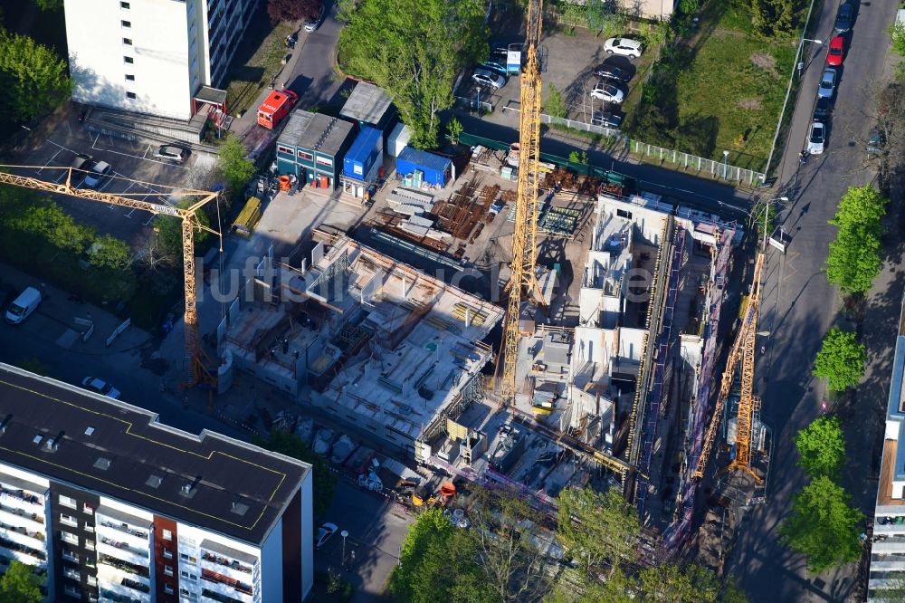 Luftaufnahme Berlin - Baustelle zum Neubau einer Mehrfamilienhaus-Wohnanlage der Belle Époque Gesellschaft für behutsame Stadterneuerung mbH in Berlin, Deutschland