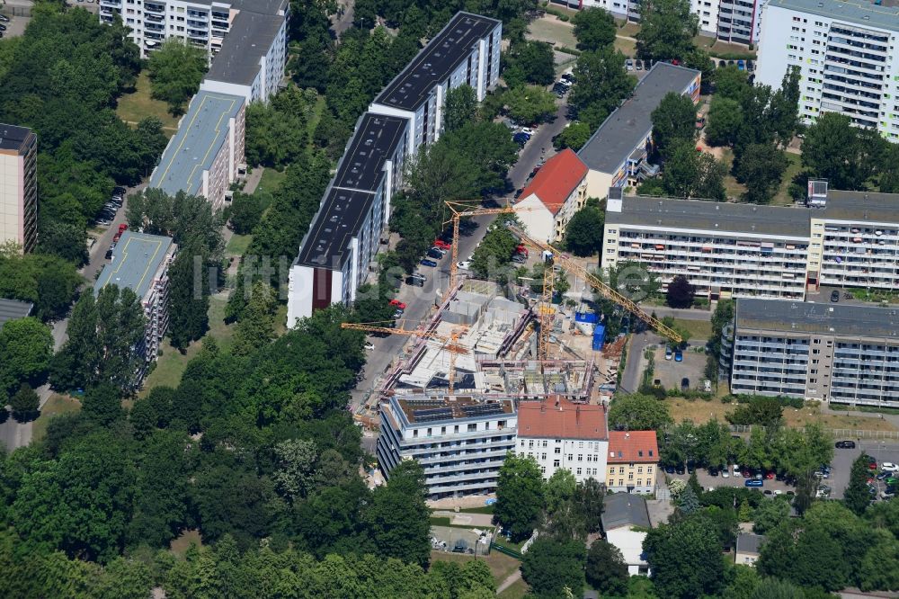 Luftaufnahme Berlin - Baustelle zum Neubau einer Mehrfamilienhaus-Wohnanlage der Belle Époque Gesellschaft für behutsame Stadterneuerung mbH in Berlin, Deutschland