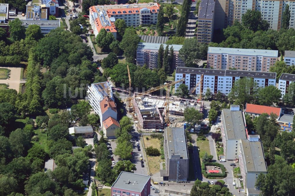 Berlin von oben - Baustelle zum Neubau einer Mehrfamilienhaus-Wohnanlage der Belle Époque Gesellschaft für behutsame Stadterneuerung mbH in Berlin, Deutschland