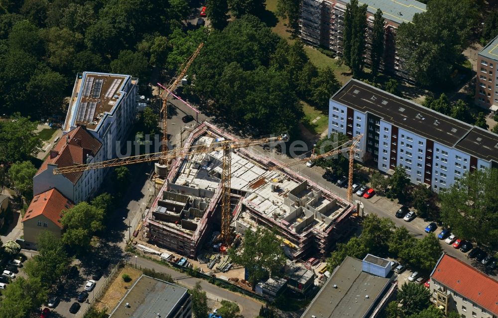 Berlin aus der Vogelperspektive: Baustelle zum Neubau einer Mehrfamilienhaus-Wohnanlage der Belle Époque Gesellschaft für behutsame Stadterneuerung mbH in Berlin, Deutschland