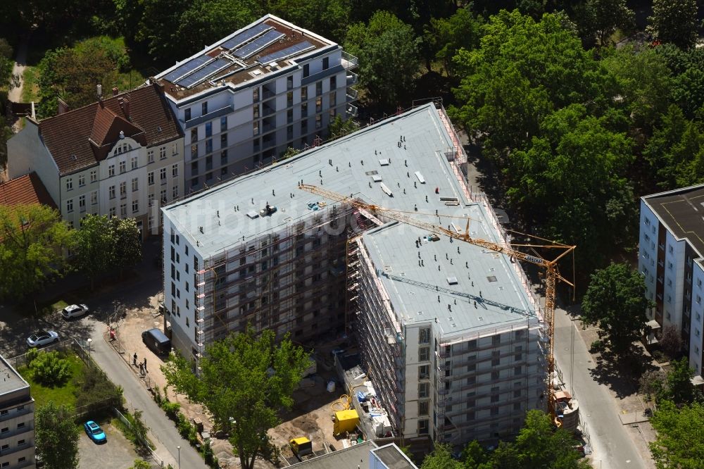 Luftaufnahme Berlin - Baustelle zum Neubau einer Mehrfamilienhaus-Wohnanlage der Belle Époque Gesellschaft für behutsame Stadterneuerung mbH in Berlin, Deutschland