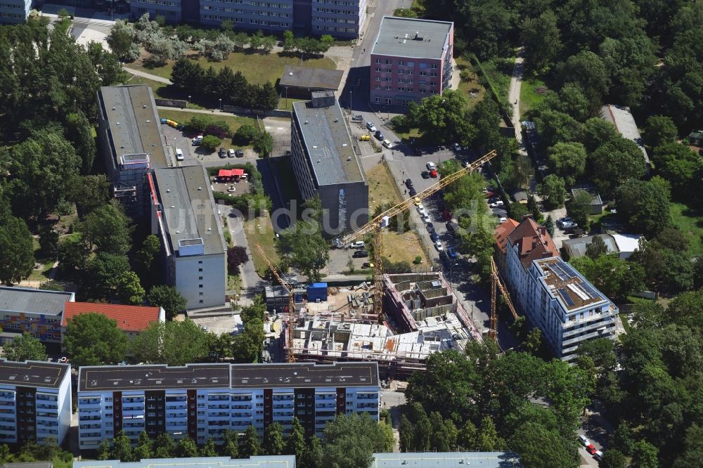 Luftaufnahme Berlin - Baustelle zum Neubau einer Mehrfamilienhaus-Wohnanlage der Belle Époque Gesellschaft für behutsame Stadterneuerung mbH im Ortsteil Friedrichsfelde in Berlin, Deutschland