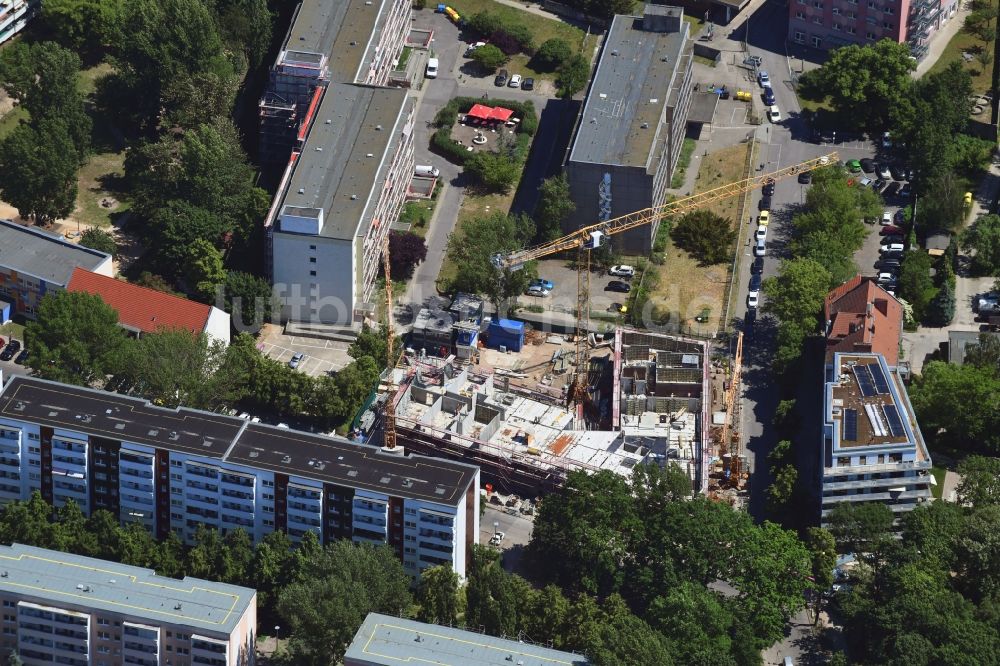 Berlin von oben - Baustelle zum Neubau einer Mehrfamilienhaus-Wohnanlage der Belle Époque Gesellschaft für behutsame Stadterneuerung mbH im Ortsteil Friedrichsfelde in Berlin, Deutschland