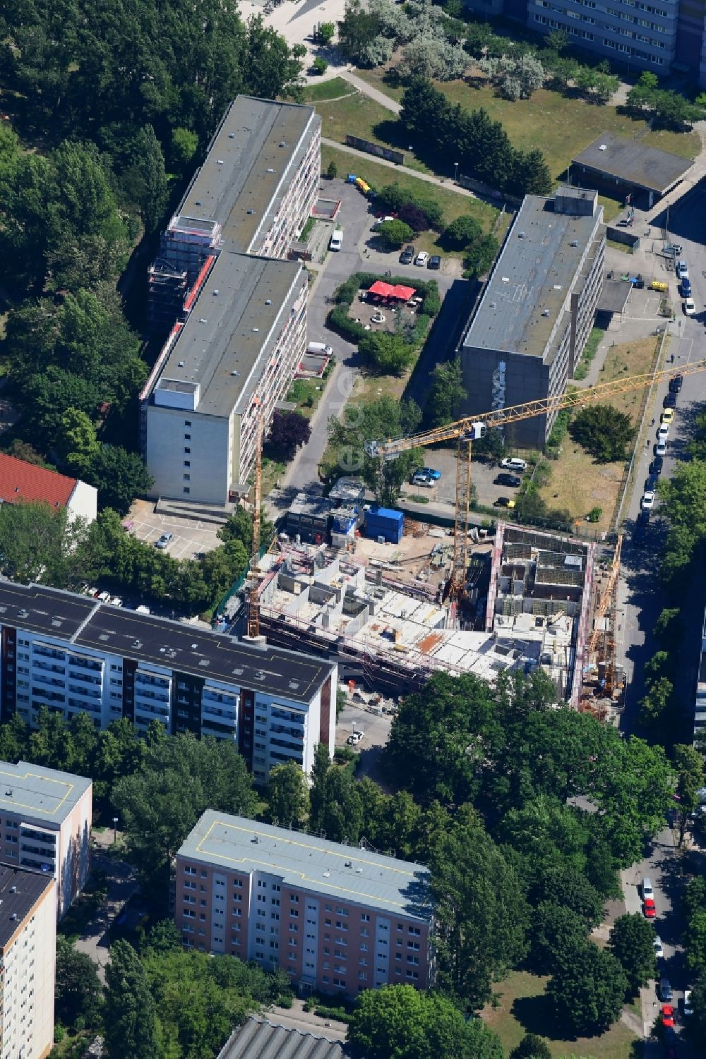 Berlin aus der Vogelperspektive: Baustelle zum Neubau einer Mehrfamilienhaus-Wohnanlage der Belle Époque Gesellschaft für behutsame Stadterneuerung mbH im Ortsteil Friedrichsfelde in Berlin, Deutschland