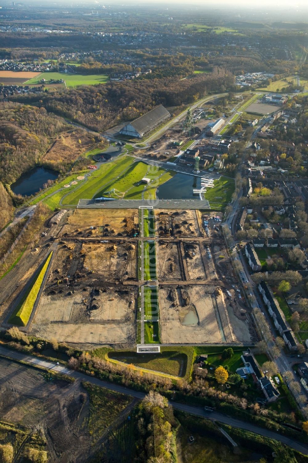 Luftbild Dinslaken - Baustelle zum Neubau einer Mehrfamilienhaus-Wohnanlage Bergpark auf dem Gelände ehemalige Zeche Lohberg in Dinslaken im Bundesland Nordrhein-Westfalen