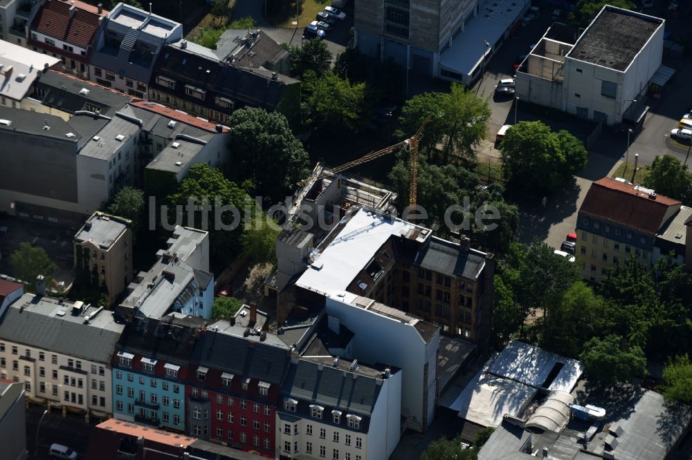 Berlin von oben - Baustelle zum Neubau einer Mehrfamilienhaus-Wohnanlage in Berlin