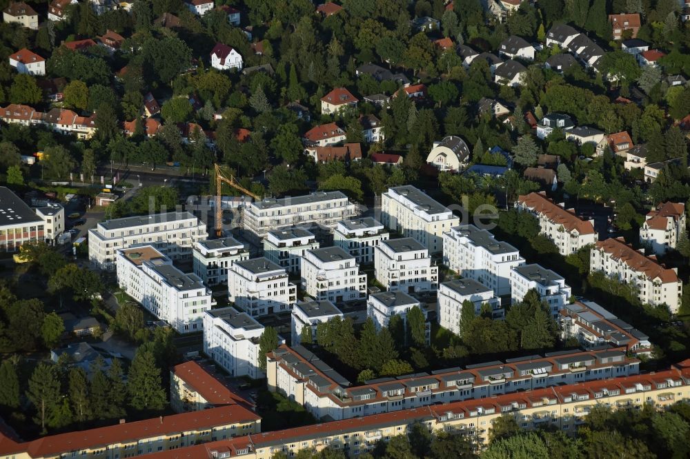 Berlin von oben - Baustelle zum Neubau einer Mehrfamilienhaus-Wohnanlage in Berlin