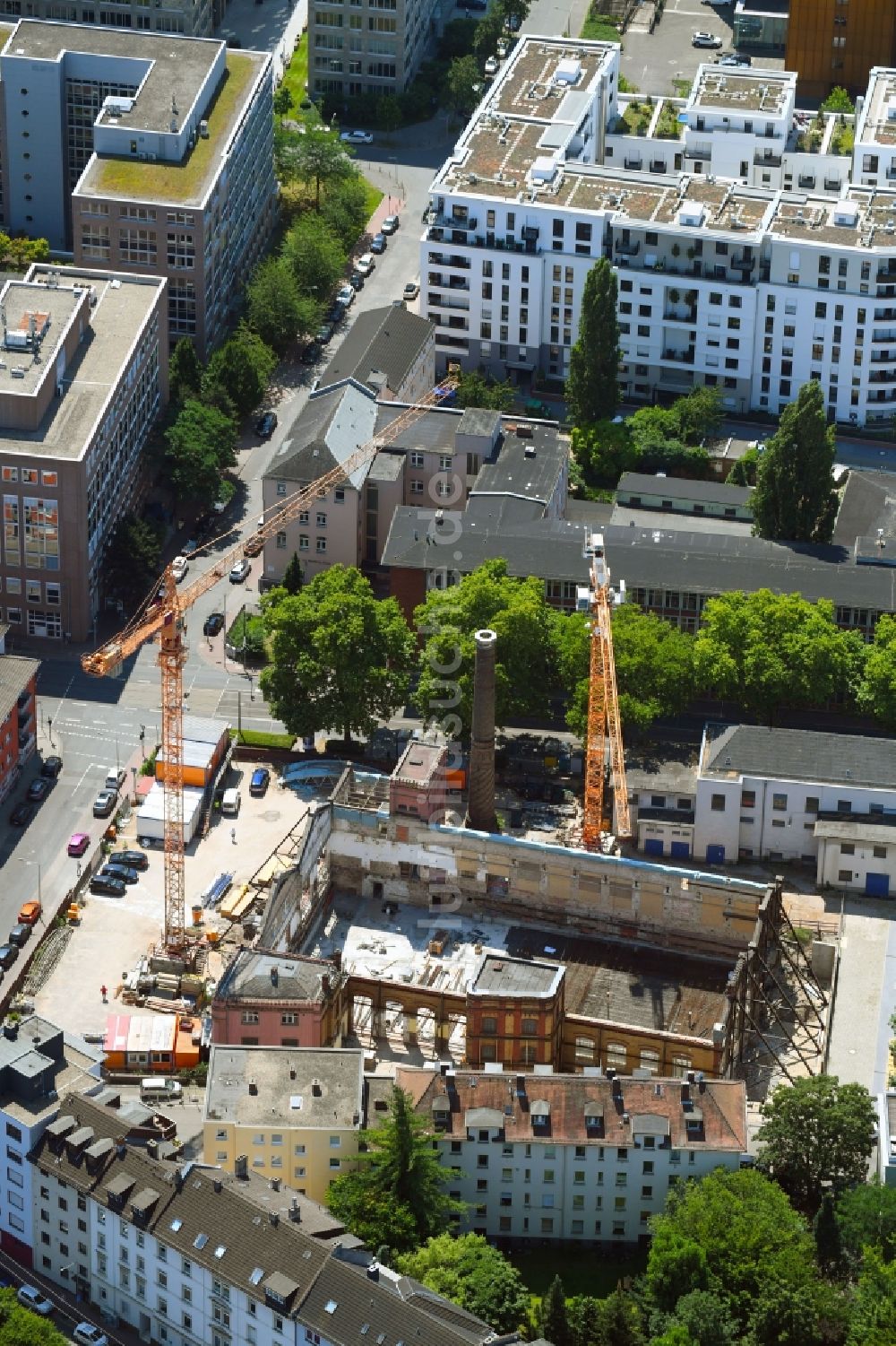 Frankfurt am Main von oben - Baustelle zum Neubau einer Mehrfamilienhaus-Wohnanlage der BFL Investment GmbH in Frankfurt am Main im Bundesland Hessen, Deutschland