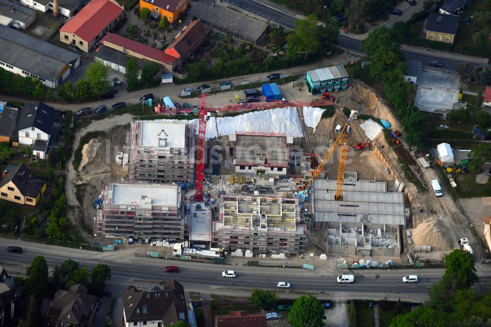 Stahnsdorf aus der Vogelperspektive: Baustelle zum Neubau einer Mehrfamilienhaus-Wohnanlage Bäke-Quartier in Stahnsdorf im Bundesland Brandenburg, Deutschland