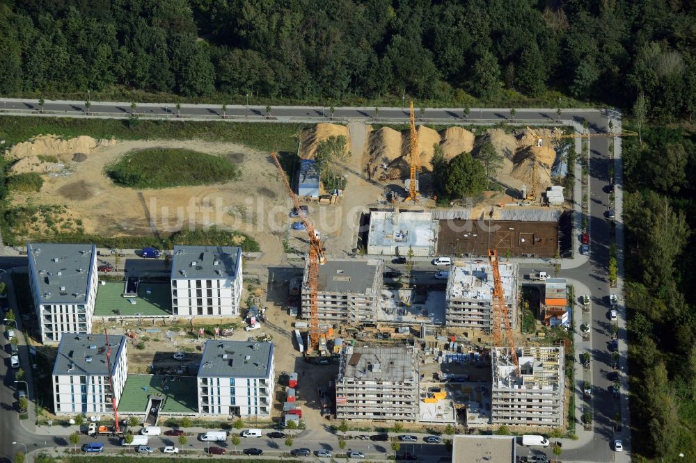 Potsdam aus der Vogelperspektive: Baustelle zum Neubau einer Mehrfamilienhaus-Wohnanlage - Bornstedter Feld in Potsdam im Bundesland Brandenburg