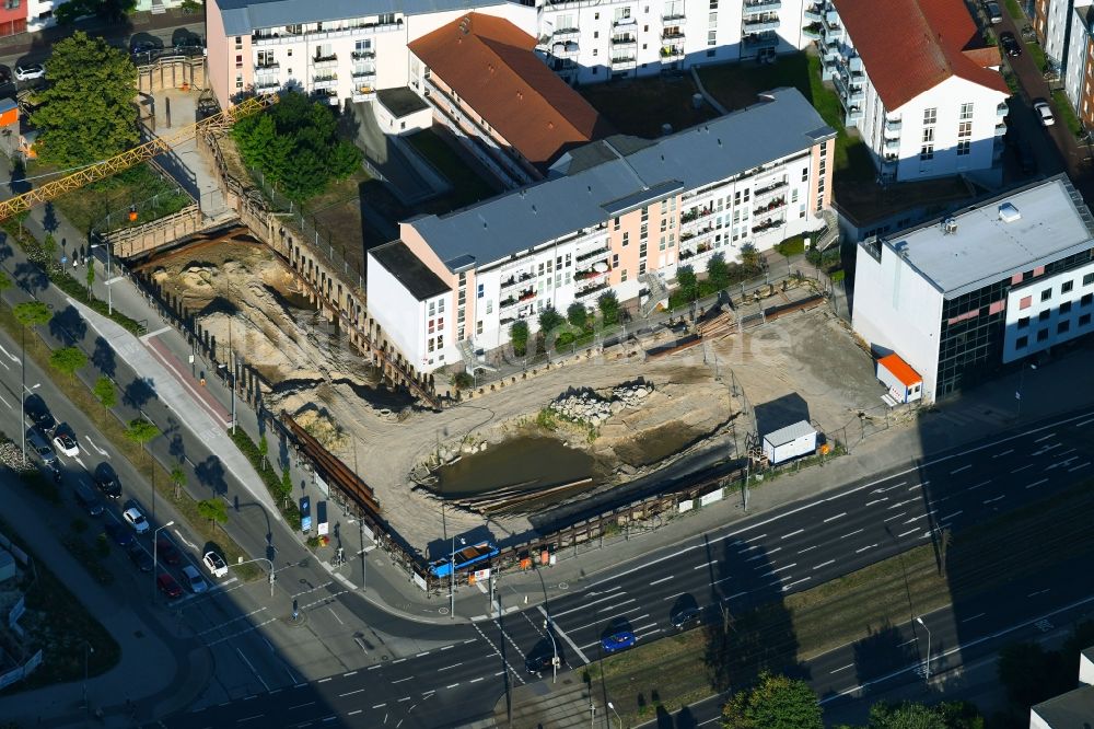 Rostock von oben - Baustelle zum Neubau einer Mehrfamilienhaus-Wohnanlage der Bouwfonds IM Deutschland GmbH in Rostock im Bundesland Mecklenburg-Vorpommern, Deutschland