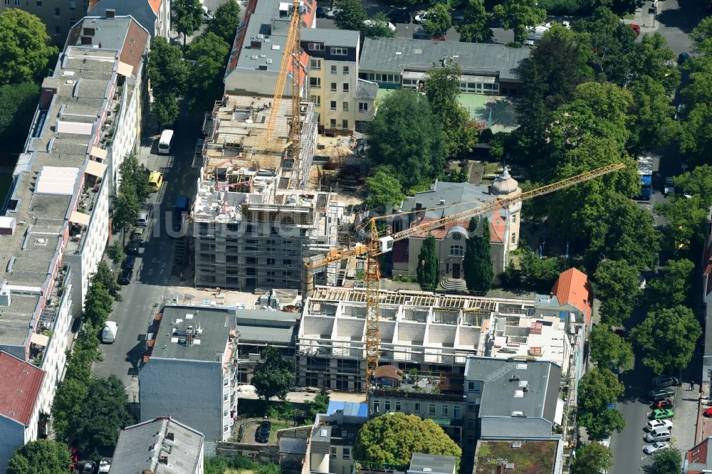 Luftbild Berlin - Baustelle zum Neubau einer Mehrfamilienhaus-Wohnanlage am Brauhaus Rixdorf an der Delbrückstraße - Glasower Straße in Berlin, Deutschland