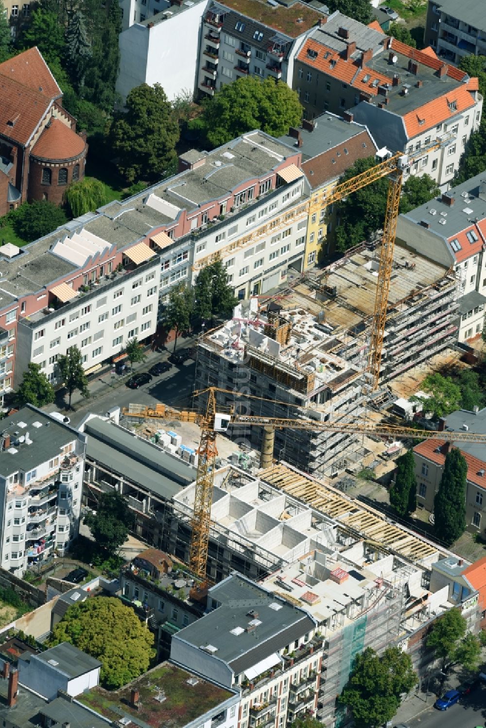 Luftaufnahme Berlin - Baustelle zum Neubau einer Mehrfamilienhaus-Wohnanlage am Brauhaus Rixdorf an der Delbrückstraße - Glasower Straße in Berlin, Deutschland