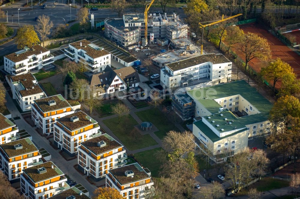 Dinslaken aus der Vogelperspektive: Baustelle zum Neubau einer Mehrfamilienhaus-Wohnanlage Bärenkamp-Carree - Allee-Höfe an der Hans-Böckler-Straße in Dinslaken im Bundesland Nordrhein-Westfalen