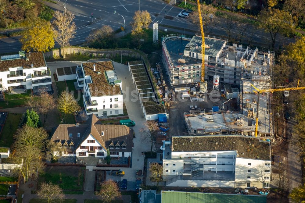 Dinslaken von oben - Baustelle zum Neubau einer Mehrfamilienhaus-Wohnanlage Bärenkamp-Carree - Allee-Höfe an der Hans-Böckler-Straße in Dinslaken im Bundesland Nordrhein-Westfalen