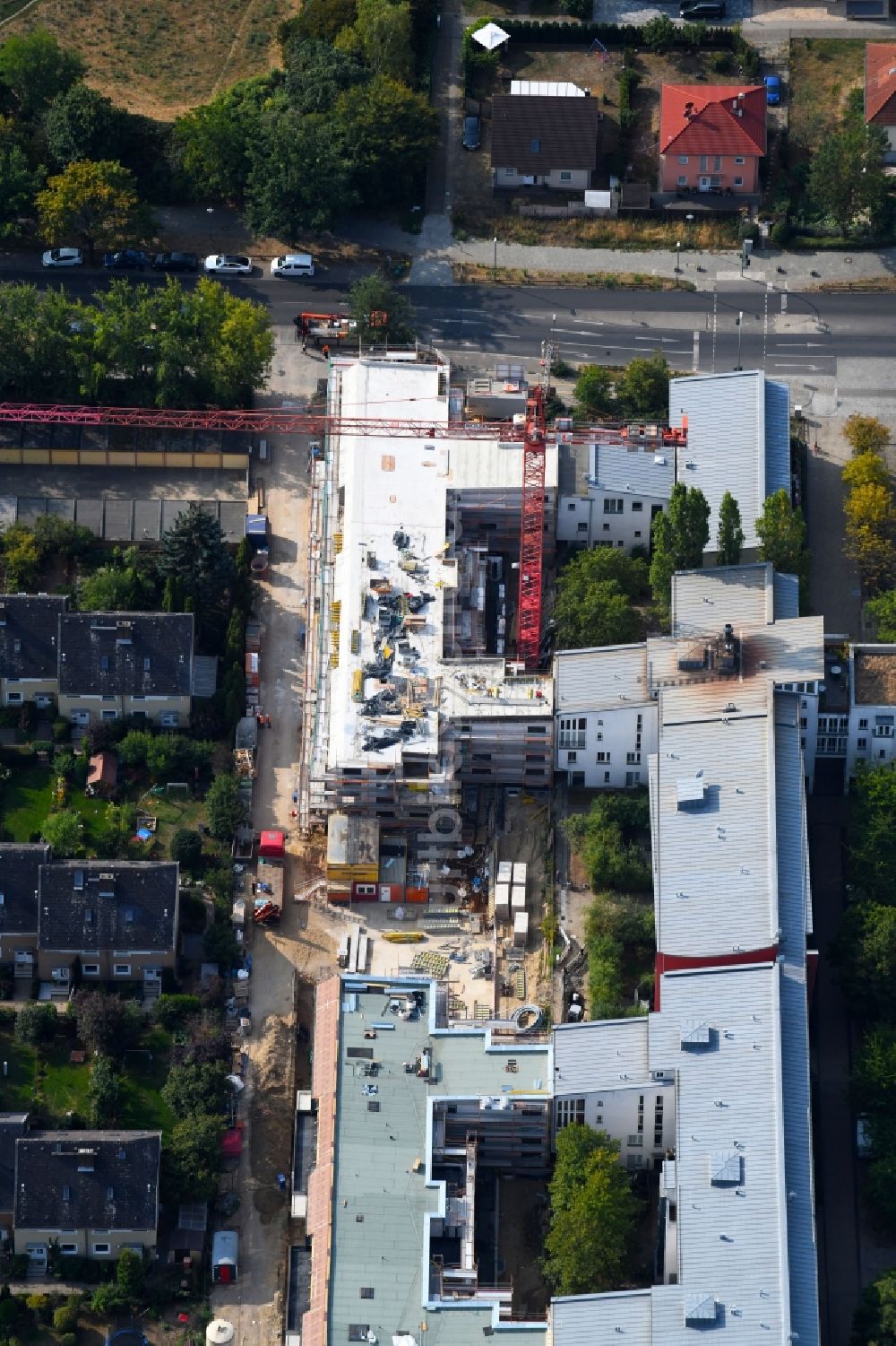 Berlin von oben - Baustelle zum Neubau einer Mehrfamilienhaus-Wohnanlage Britzer Straße im Ortsteil Mariendorf in Berlin, Deutschland