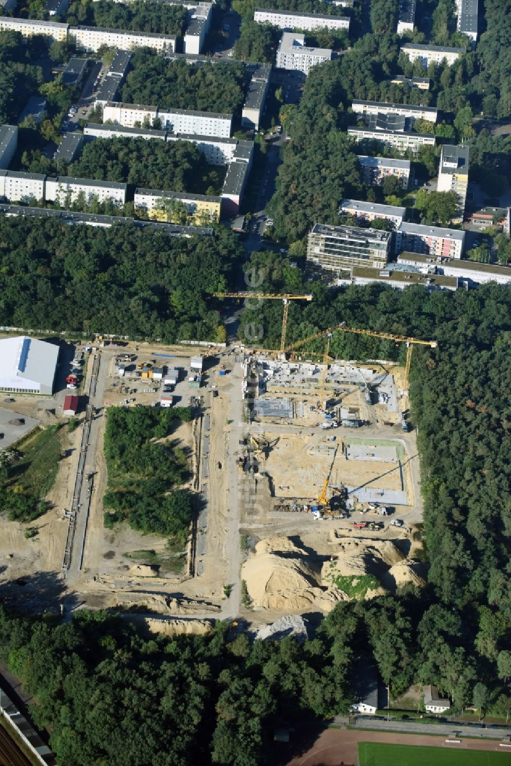 Luftaufnahme Potsdam - Baustelle zum Neubau einer Mehrfamilienhaus-Wohnanlage Brunnen Viertel Potsdam an der Brunnenallee in Potsdam im Bundesland Brandenburg