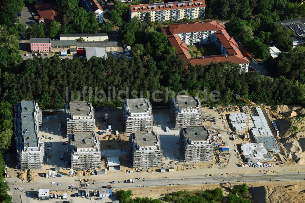 Luftaufnahme Potsdam - Baustelle zum Neubau einer Mehrfamilienhaus-Wohnanlage Brunnen Viertel Potsdam an der Brunnenallee in Potsdam im Bundesland Brandenburg