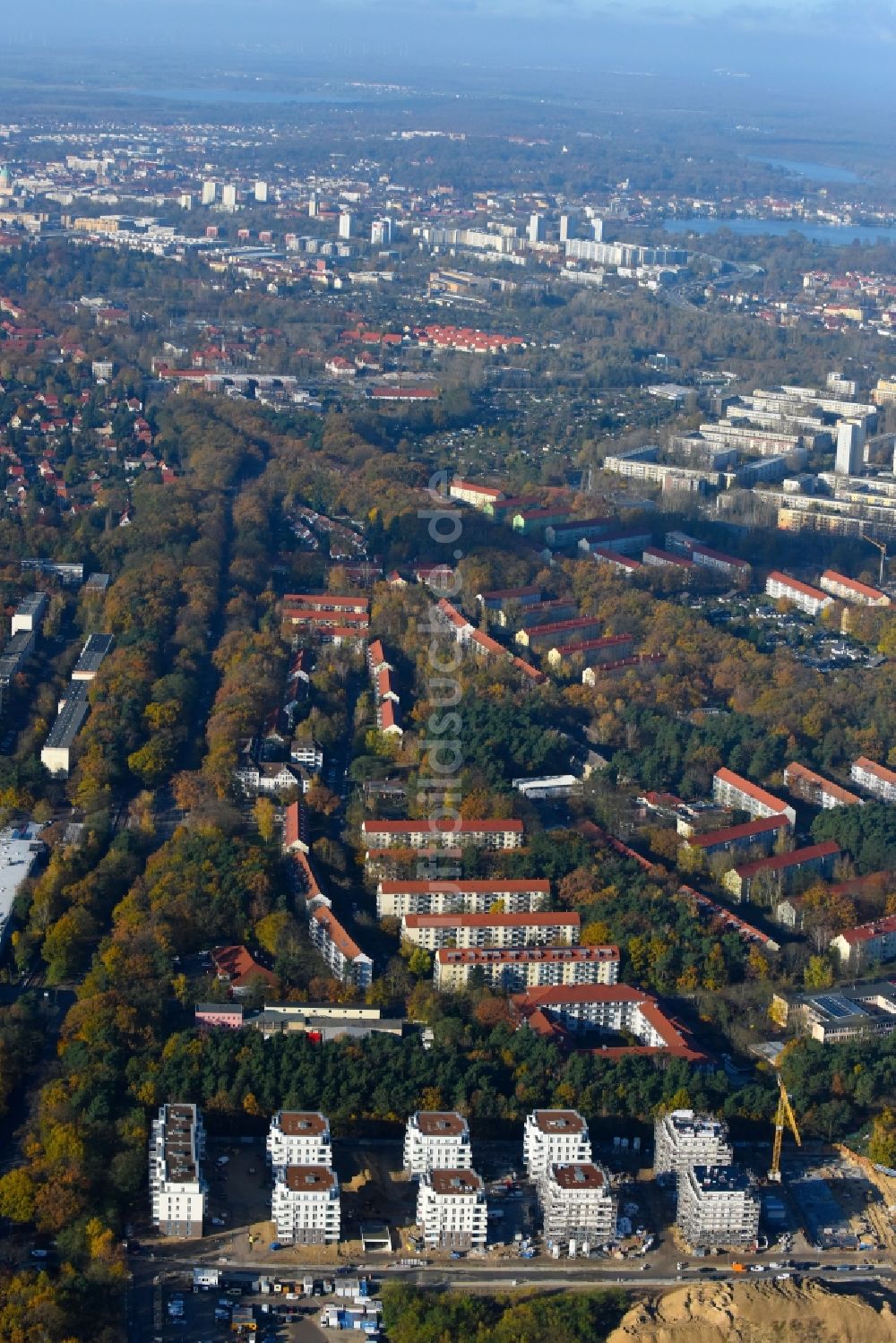 Luftbild Potsdam - Baustelle zum Neubau einer Mehrfamilienhaus-Wohnanlage Brunnen Viertel Potsdam an der Brunnenallee in Potsdam im Bundesland Brandenburg