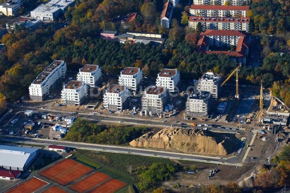 Luftaufnahme Potsdam - Baustelle zum Neubau einer Mehrfamilienhaus-Wohnanlage Brunnen Viertel Potsdam an der Brunnenallee in Potsdam im Bundesland Brandenburg