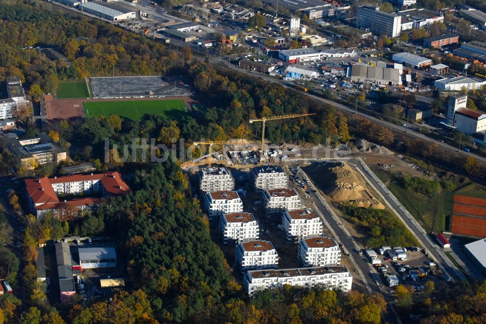 Luftaufnahme Potsdam - Baustelle zum Neubau einer Mehrfamilienhaus-Wohnanlage Brunnen Viertel Potsdam an der Brunnenallee in Potsdam im Bundesland Brandenburg