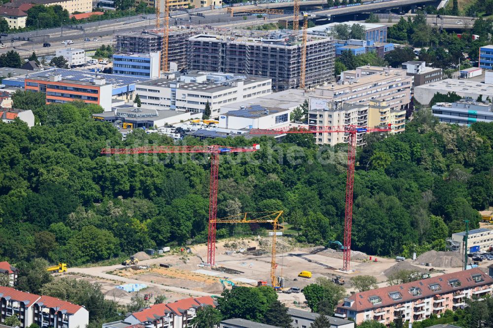 Berlin aus der Vogelperspektive: Baustelle zum Neubau einer Mehrfamilienhaus-Wohnanlage an der Buschkrugallee im Ortsteil Britz in Berlin, Deutschland