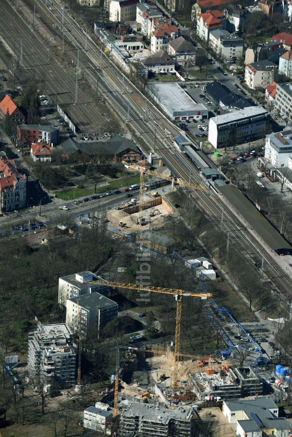 Berlin von oben - Baustelle zum Neubau einer Mehrfamilienhaus-Wohnanlage am Carlsgarten durch die Zechbau GmbH in Berlin